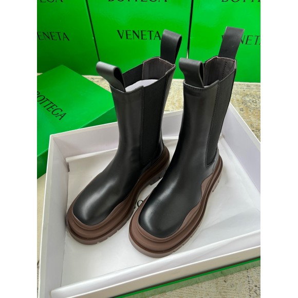 Bo*te*ga ve*ne*ta bv tire chelsea boots with brown outsole