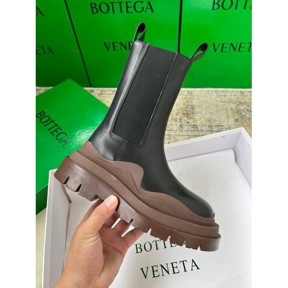 Bo*te*ga ve*ne*ta bv tire chelsea boots with brown outsole