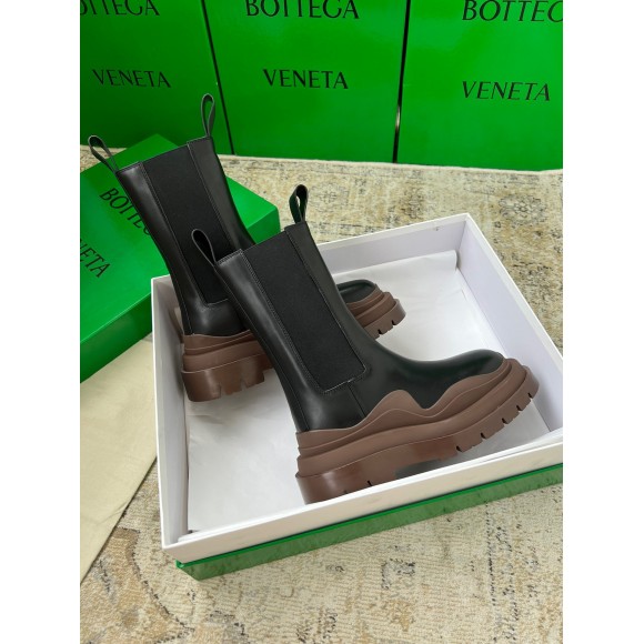 Bo*te*ga ve*ne*ta bv tire chelsea boots with brown outsole