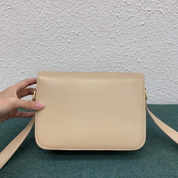 Ce**e triomphe medium bag in nude smooth calfskin