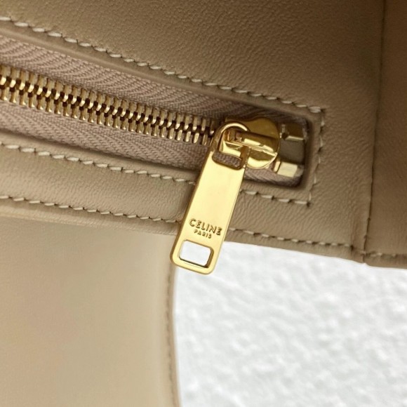 Ce**e triomphe medium bag in nude smooth calfskin