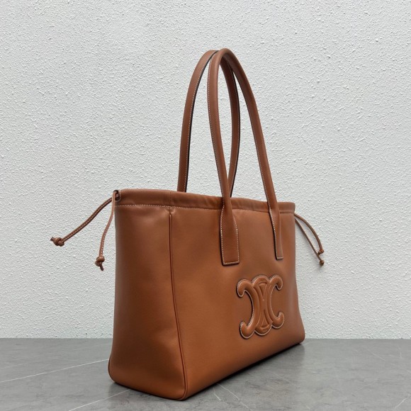 Ce**e cabas drawstring cuir triomphe bag in brown calfskin