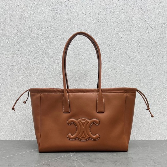 Ce**e cabas drawstring cuir triomphe bag in brown calfskin