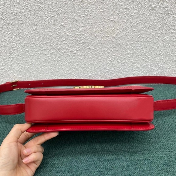 Ce**e triomphe medium bag in red smooth calfskin