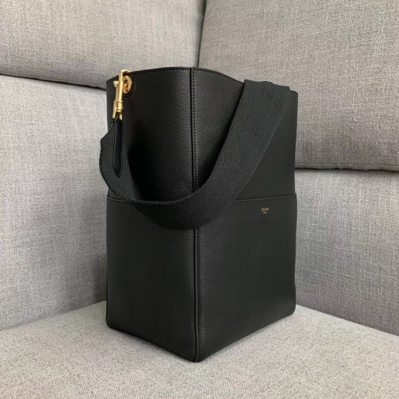 Ce**e sangle bucket bag in black grained calfskin