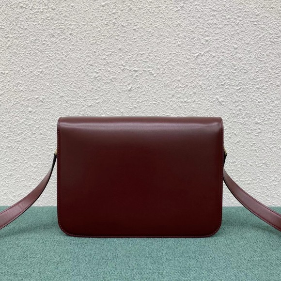 Ce**e triomphe large bag in bordeaux calfskin