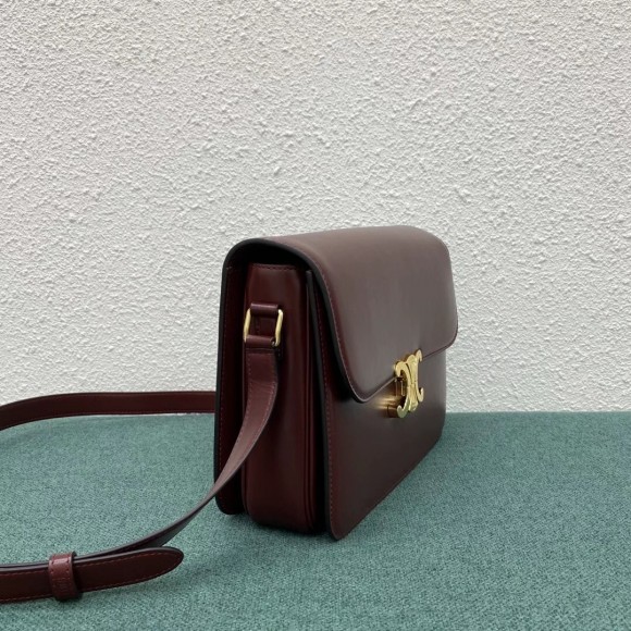 Ce**e triomphe large bag in bordeaux calfskin