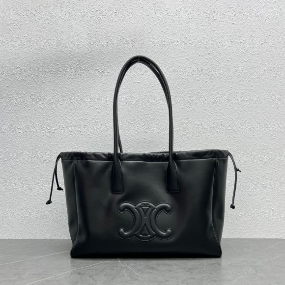 Ce**e cabas drawstring cuir triomphe bag in black calfskin