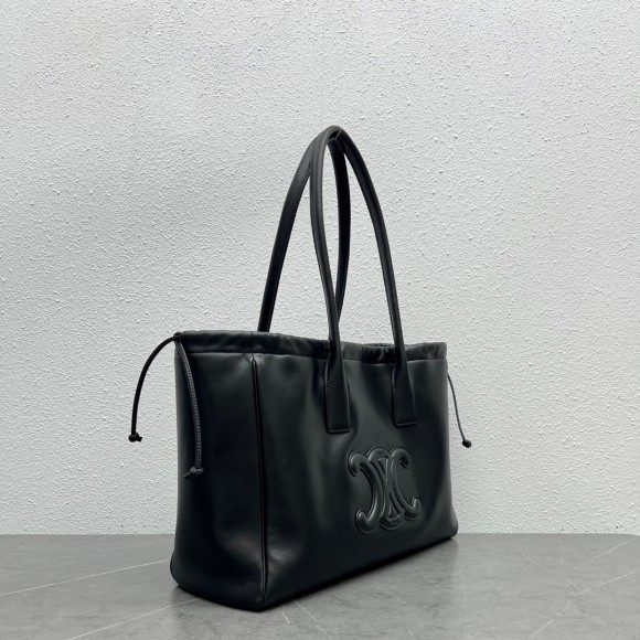 Ce**e cabas drawstring cuir triomphe bag in black calfskin