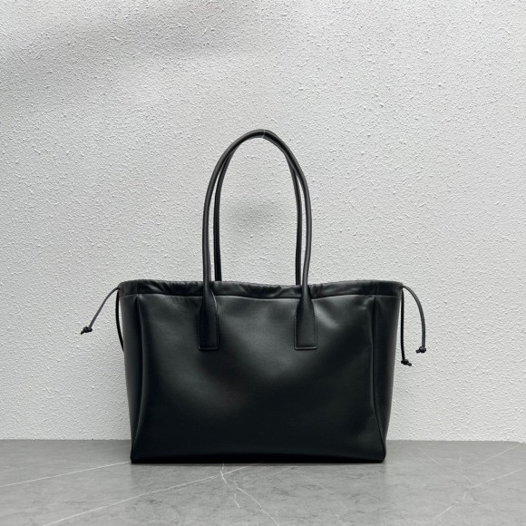 Ce**e cabas drawstring cuir triomphe bag in black calfskin