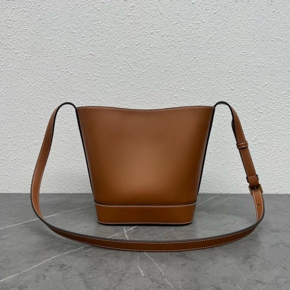 Ce**e small bucket cuir triomphe in brown calfskin