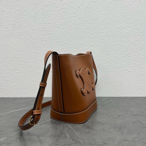 Ce**e small bucket cuir triomphe in brown calfskin