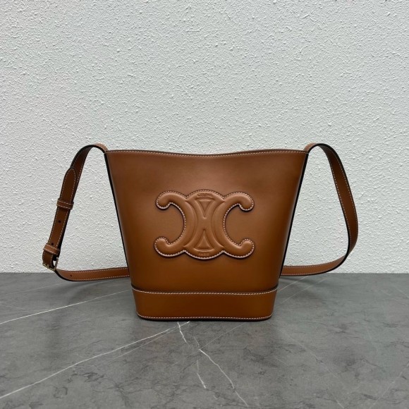 Ce**e small bucket cuir triomphe in brown calfskin