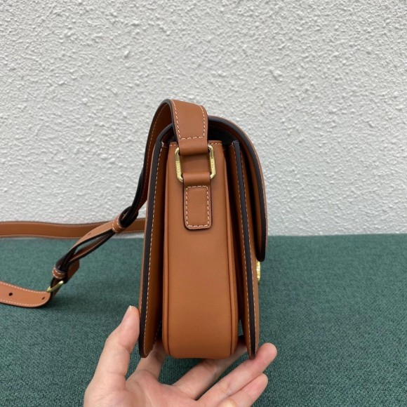 Ce**e triomphe medium bag in brown natural calfskin