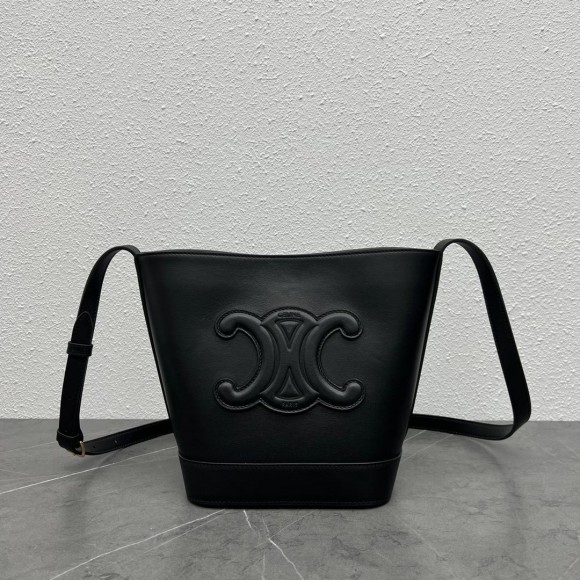 Ce**e small bucket cuir triomphe in black calfskin