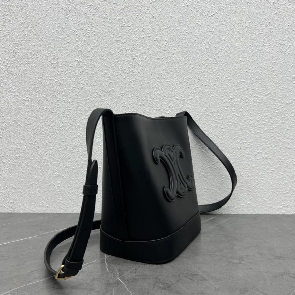 Ce**e small bucket cuir triomphe in black calfskin