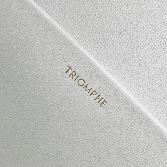 Ce**e triomphe medium bag in white smooth calfskin