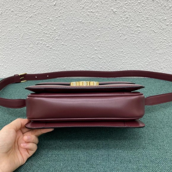 Ce**e triomphe medium bag in bordeaux smooth calfskin