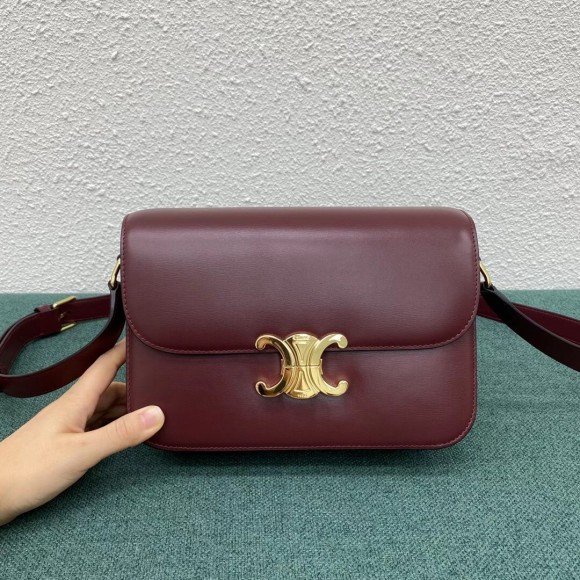 Ce**e triomphe medium bag in bordeaux smooth calfskin