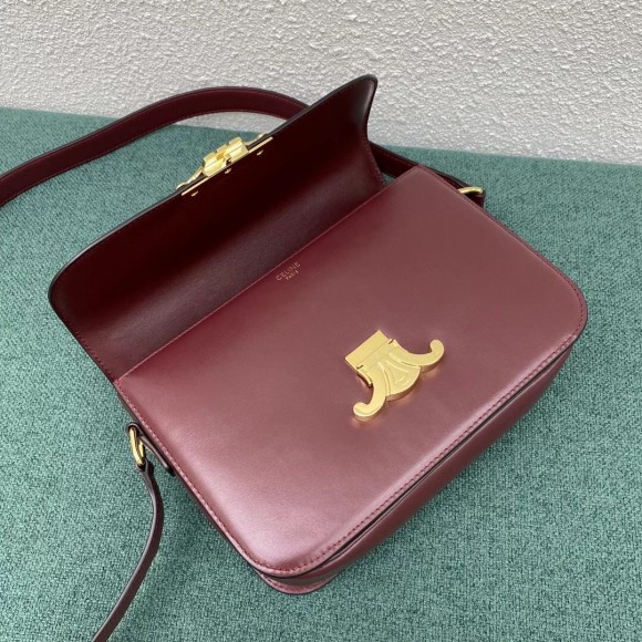 Ce**e triomphe medium bag in bordeaux smooth calfskin