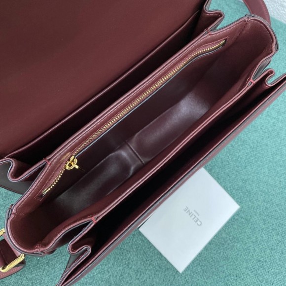 Ce**e triomphe medium bag in bordeaux smooth calfskin