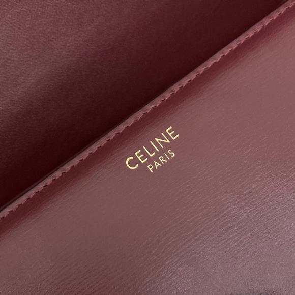 Ce**e triomphe medium bag in bordeaux smooth calfskin