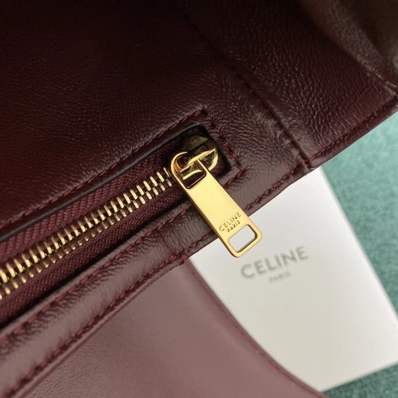 Ce**e triomphe medium bag in bordeaux smooth calfskin