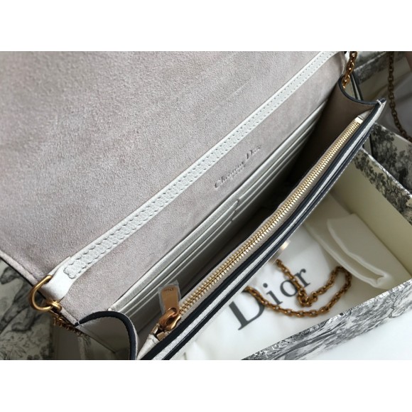 D*or saddle chain pouch in white grained calfskin