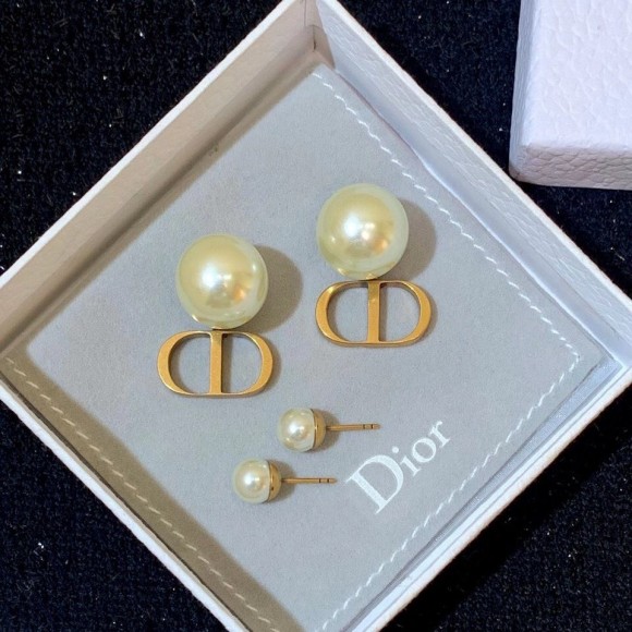 D*or tribales earrings in antique gold-finish metal and white resin pearls