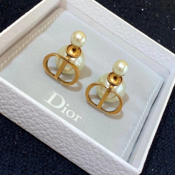 D*or tribales earrings in antique gold-finish metal and white resin pearls