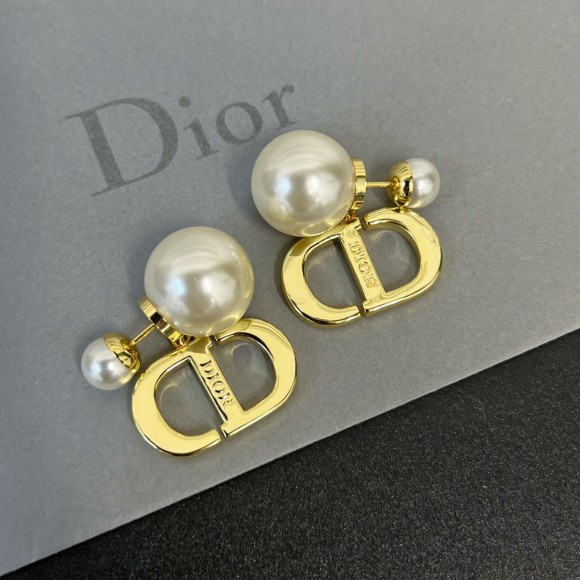 D*or tribales earrings in metal and white pearls with rani pink lacquer