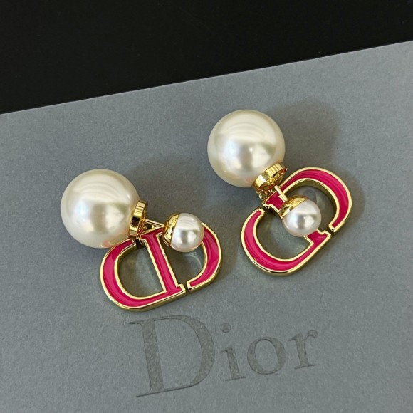 D*or tribales earrings in metal and white pearls with rani pink lacquer