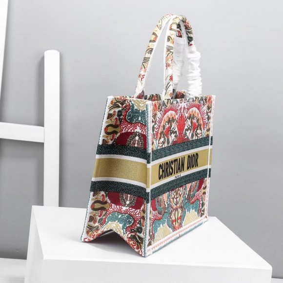 D*or medium book tote bag in heart lights D*or embroidery