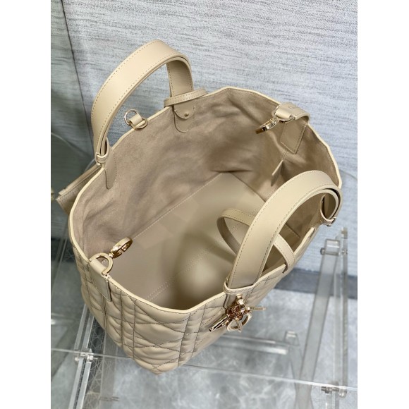 D*or toujours medium bag in beige macrocannage calfskin