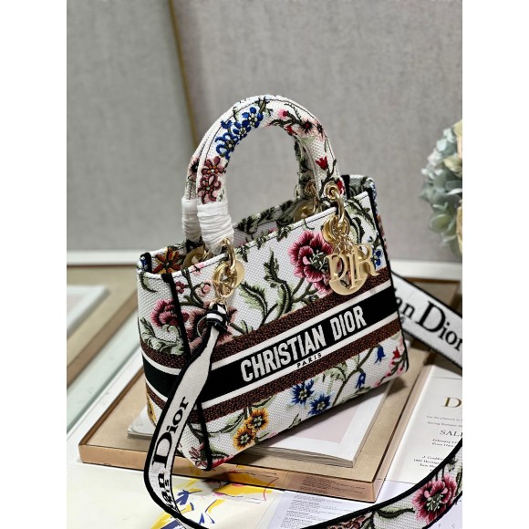 D*or lady d-lite medium bag in white D*or petites fleurs embroidery