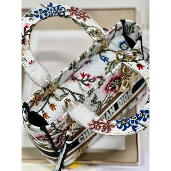 D*or lady d-lite medium bag in white D*or petites fleurs embroidery