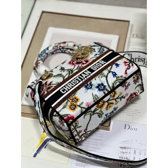 D*or lady d-lite medium bag in white D*or petites fleurs embroidery