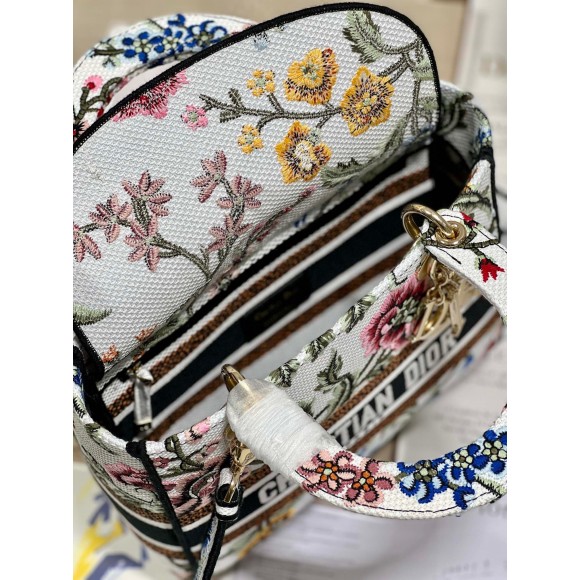 D*or lady d-lite medium bag in white D*or petites fleurs embroidery