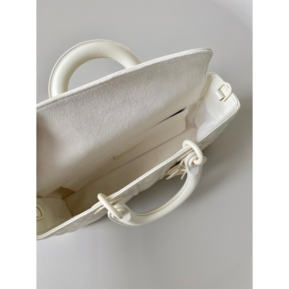 D*or lady d-joy medium bag in white calfskin with diamond motif