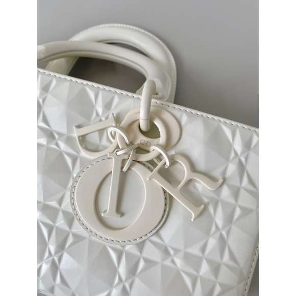 D*or lady d-joy medium bag in white calfskin with diamond motif