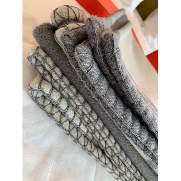 H**mes avalon throw blanket in grey wool and cashmere