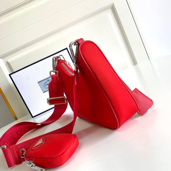 Prada Re-Edition 2005 Shoulder Bag In Red Re-Nylon Prada Re-Edition 2005 Shoulder Bag In Red Re-Nylon