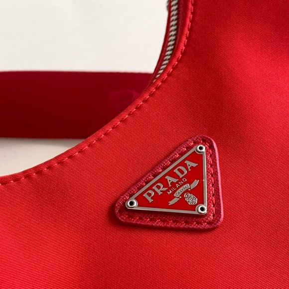 Prada Re-Edition 2005 Shoulder Bag In Red Re-Nylon Prada Re-Edition 2005 Shoulder Bag In Red Re-Nylon