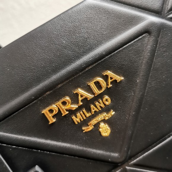 Pra*a symbole medium bag with topstitching in black leather