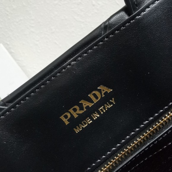 Pra*a symbole medium bag with topstitching in black leather