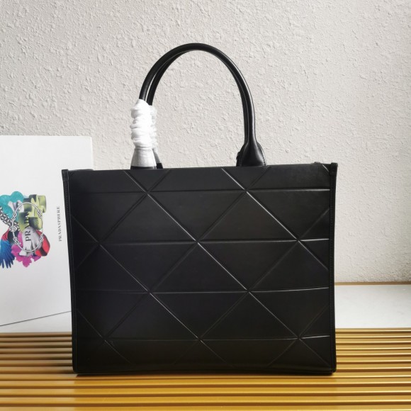 Pra*a symbole large bag with topstitching in black leather